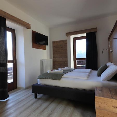Hotel Alla Rocca ヴァレーナ エクステリア 写真