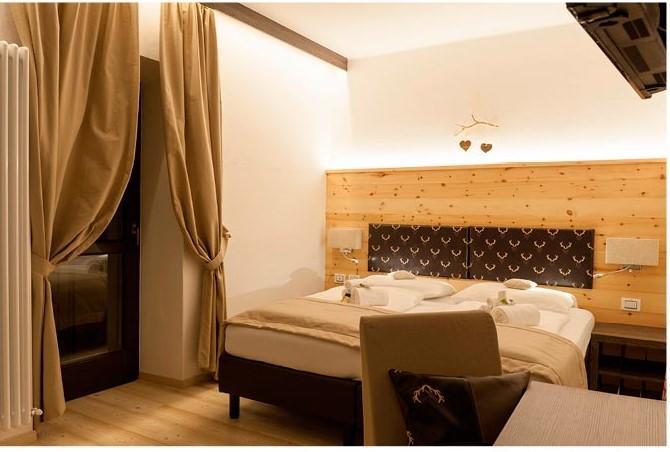 Hotel Alla Rocca ヴァレーナ エクステリア 写真