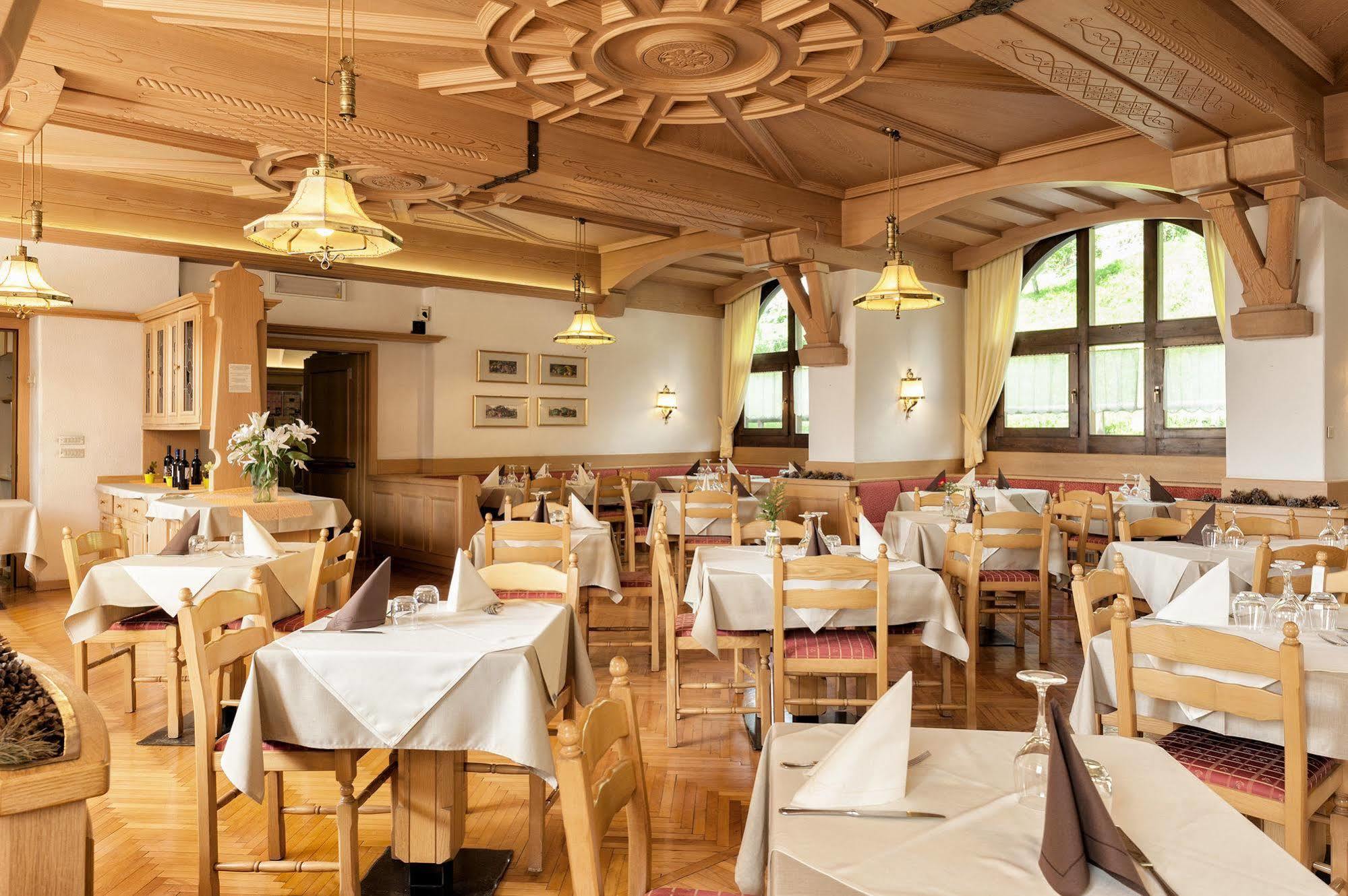 Hotel Alla Rocca ヴァレーナ エクステリア 写真