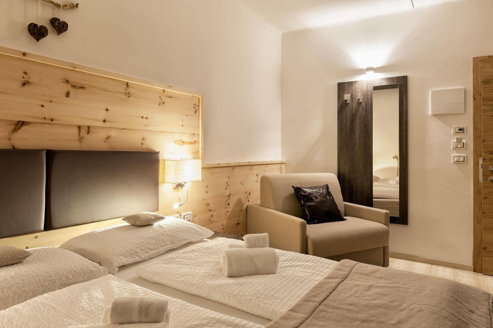Hotel Alla Rocca ヴァレーナ エクステリア 写真