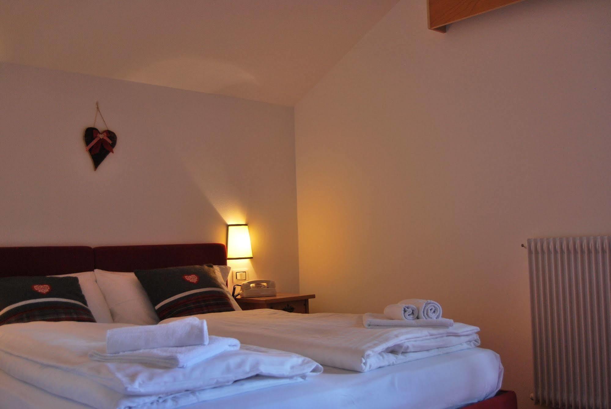Hotel Alla Rocca ヴァレーナ エクステリア 写真