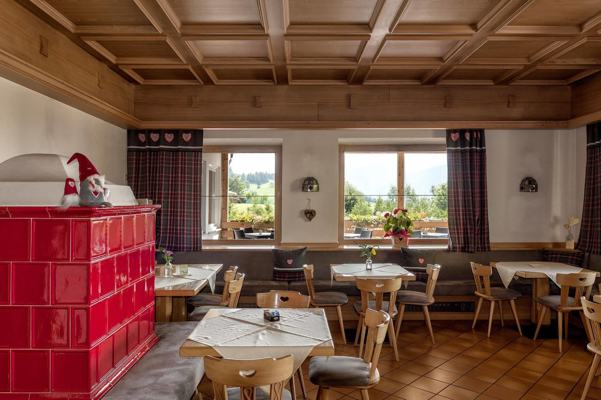 Hotel Alla Rocca ヴァレーナ エクステリア 写真