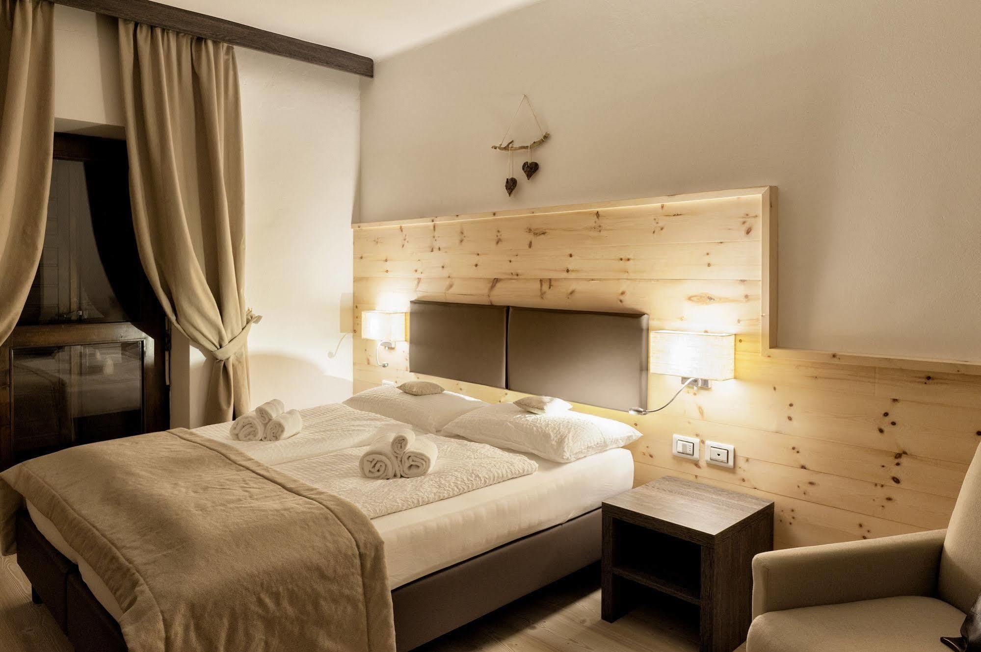 Hotel Alla Rocca ヴァレーナ エクステリア 写真