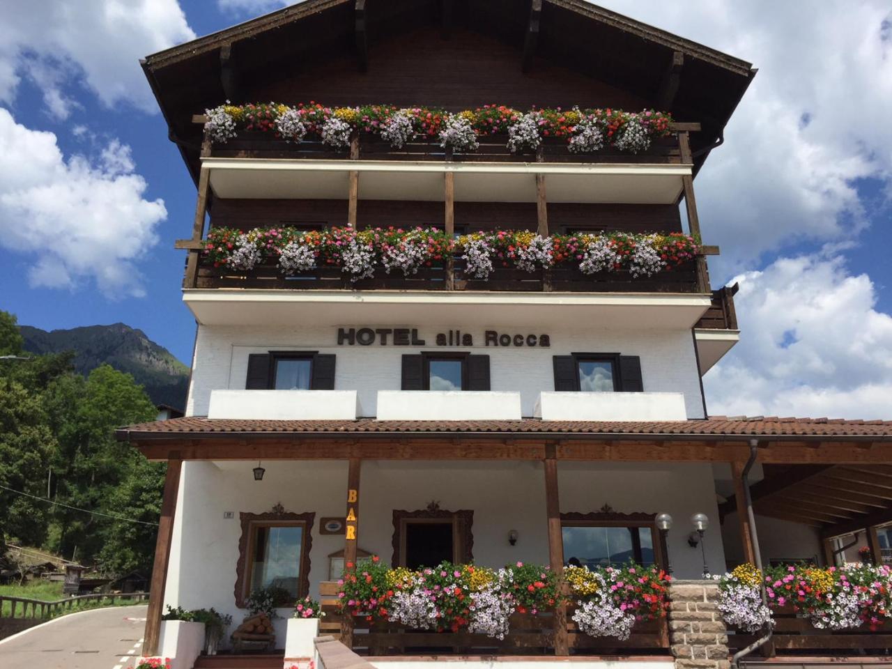 Hotel Alla Rocca ヴァレーナ エクステリア 写真